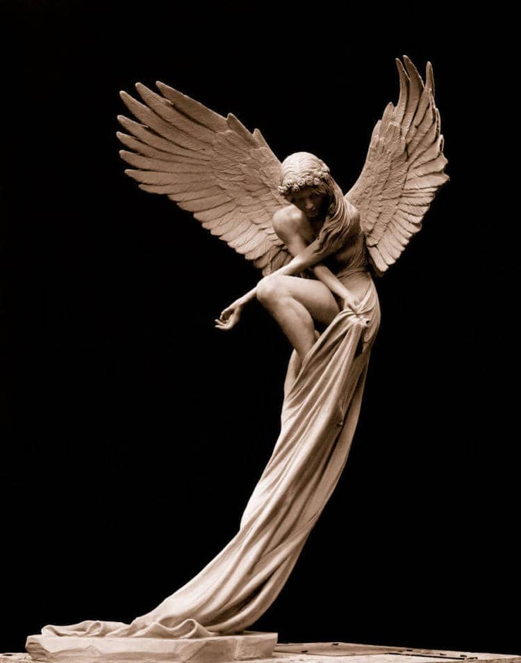 Escultura de un ángel en arcilla por Benjamin Victor