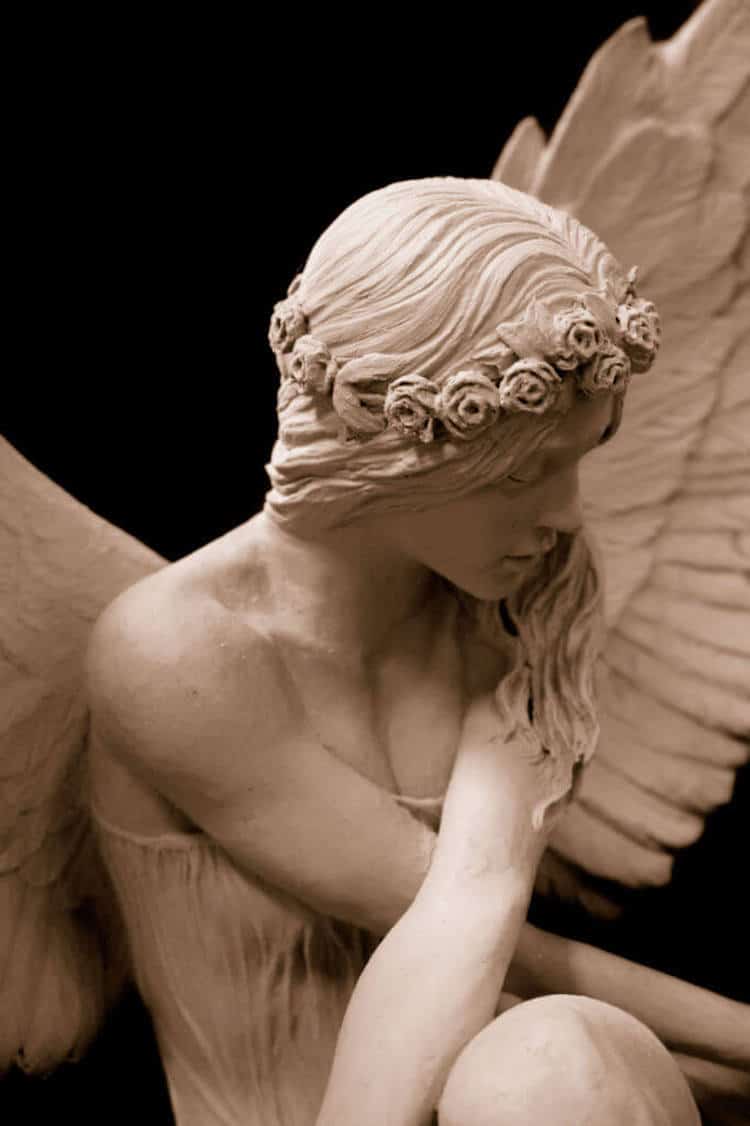 Escultura de un ángel en arcilla por Benjamin Victor