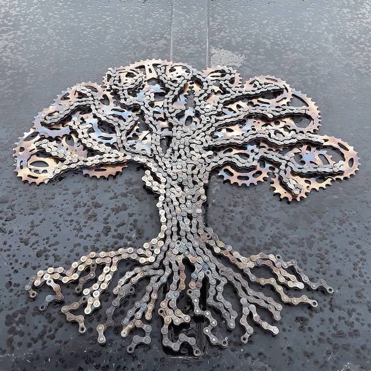 Escultura de árbol hecha con cadenas de bicicletas por Drew Evans