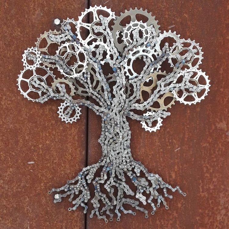 Escultura de árbol hecha con cadenas de bicicletas por Drew Evanss