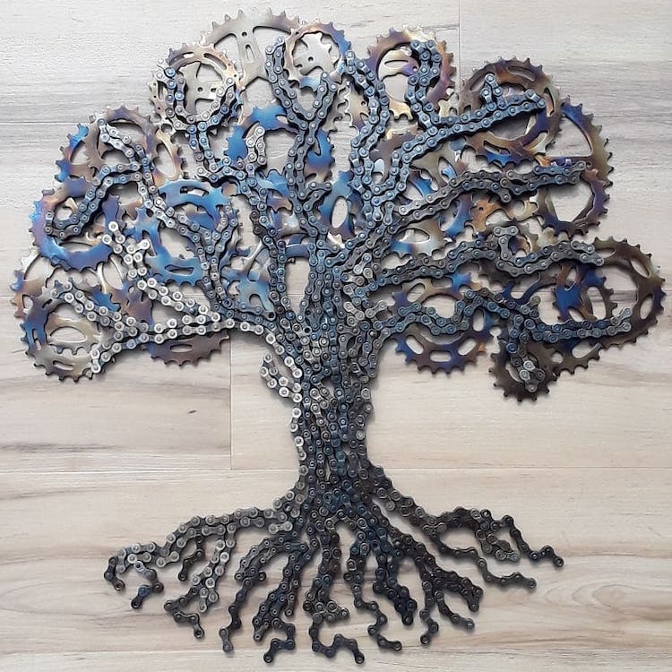 Escultura de árbol hecha con cadenas de bicicletas por Drew Evans