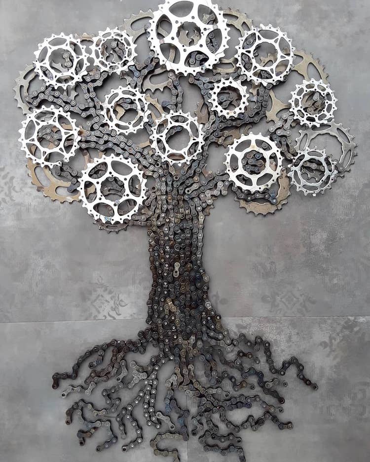 Escultura de árbol hecha con cadenas de bicicletas por Drew Evans