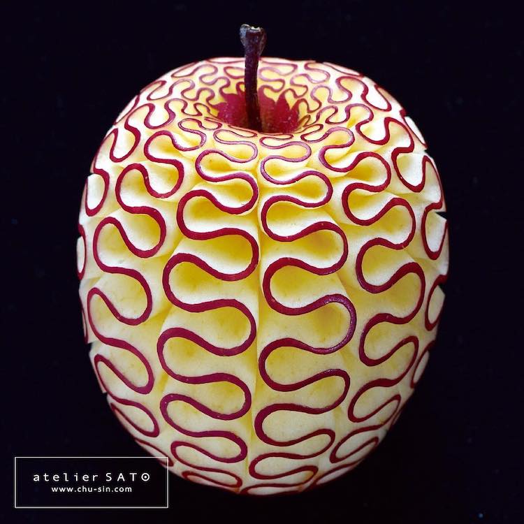 manzana tallada por Tomoko Sato