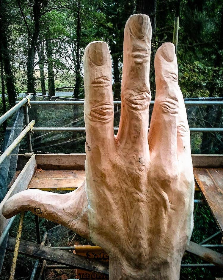 Escultura de una mano tallada con motosierra por Simon O'Rourke