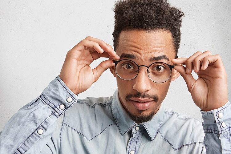 hombre con lentes