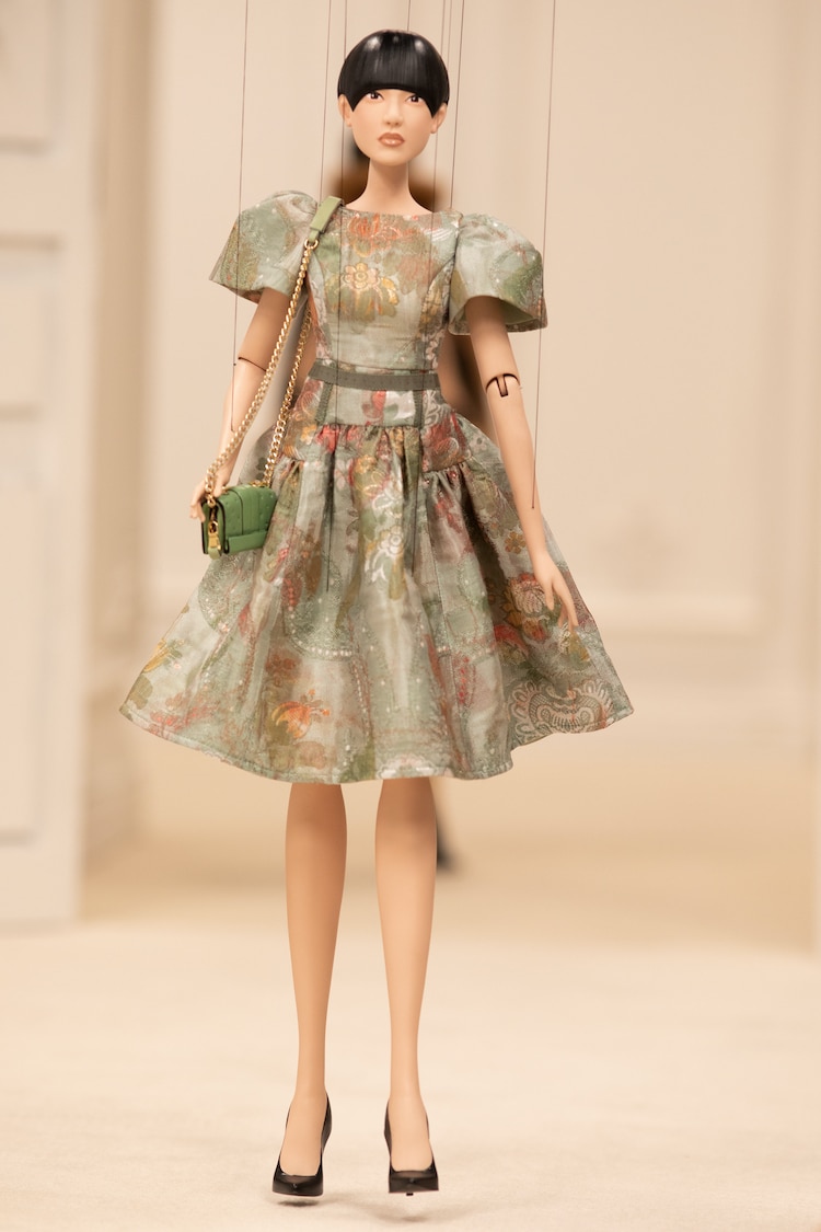Marioneta con un vestido de Moschino