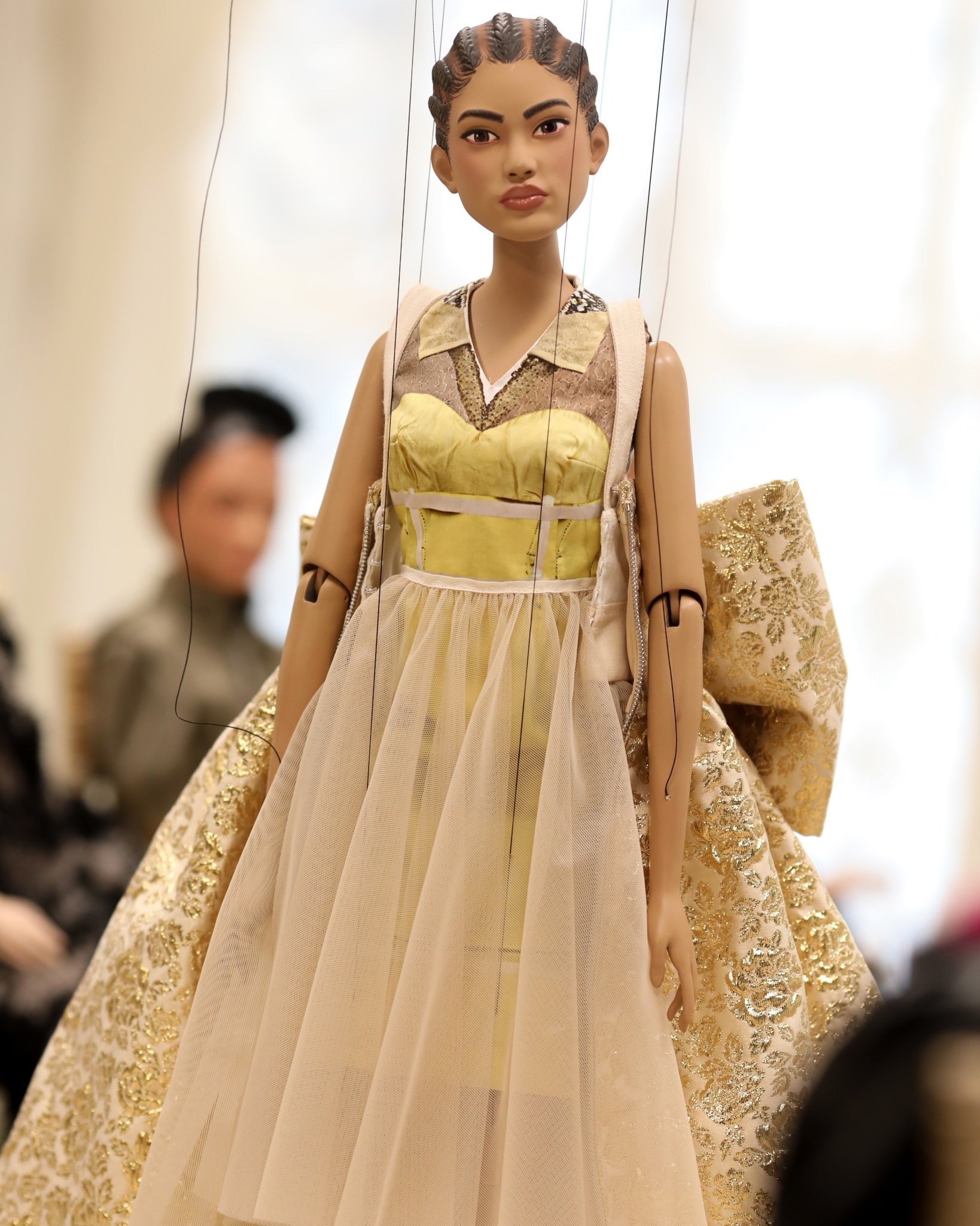 Marioneta con un vestido de Moschino