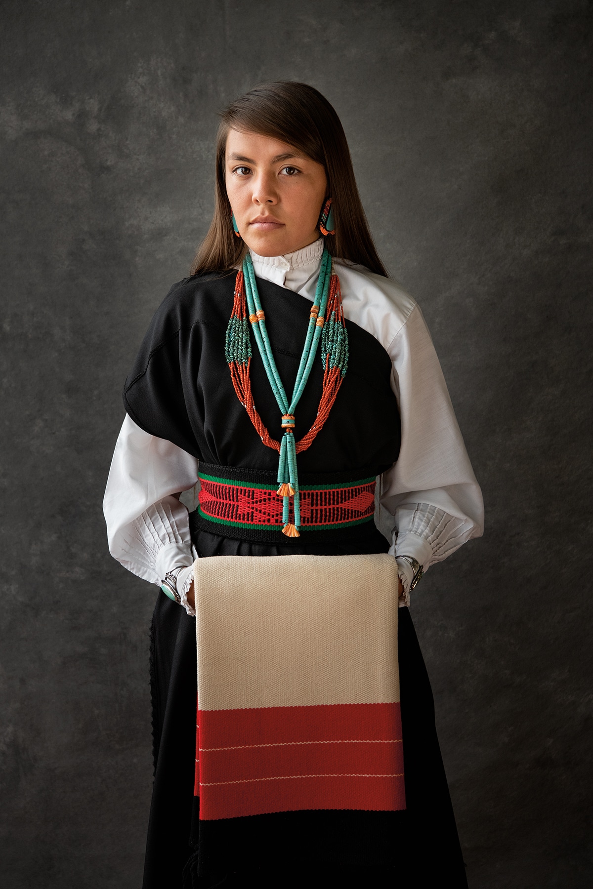 Retrato de Garota Nativa Americana por Craig Varjabedian