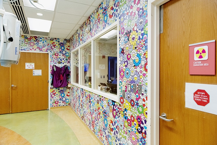 Takashi Murakami decora hospital con flores