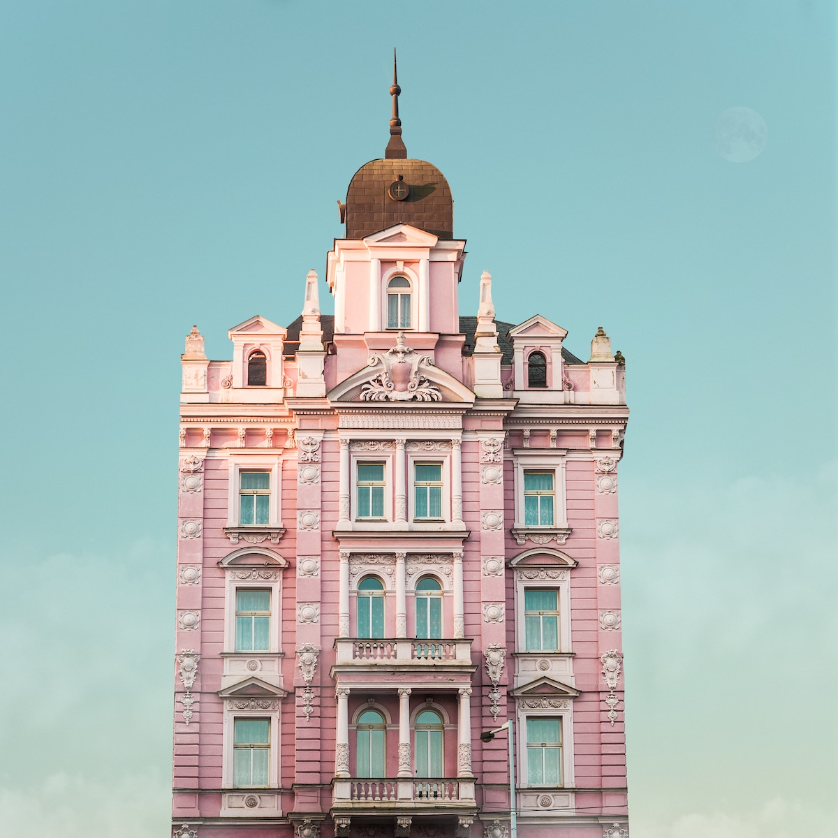 Hotel Opera R arquitectura de accidentally wes anderson