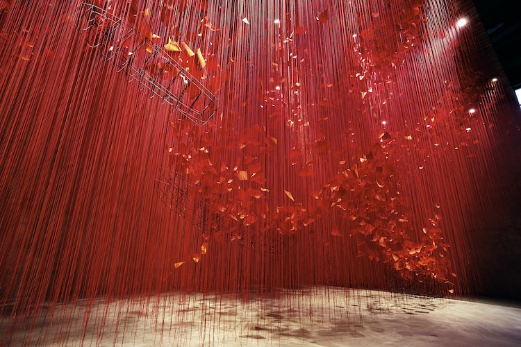 Installation par Chiharu Shiota