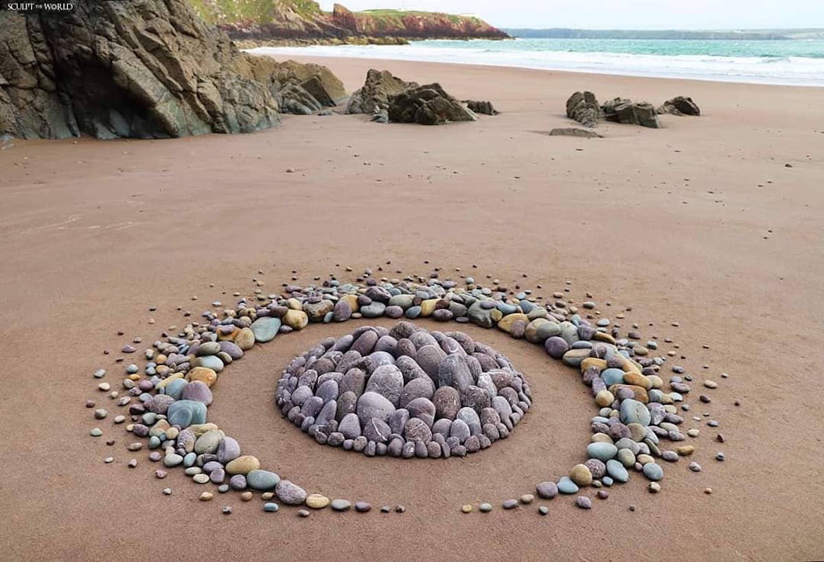 Artista De Land Art Decora Playas Con Hipn Ticos Arreglos De Piedras