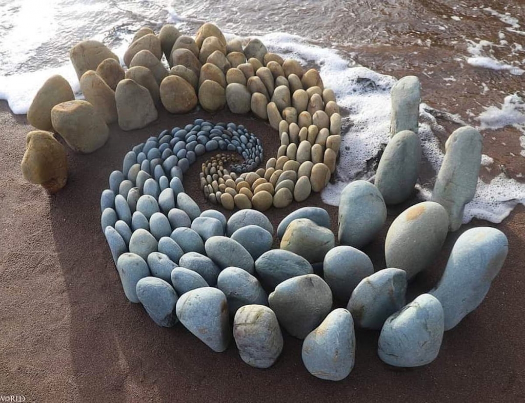 Artista de 'land art' decora playas con hipnóticos arreglos de piedras