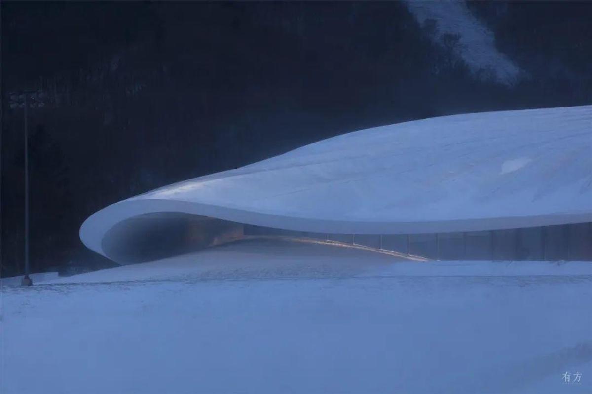 This Elegant Conference Center Perfectly Blends With the Snowy Yabuli Mountains