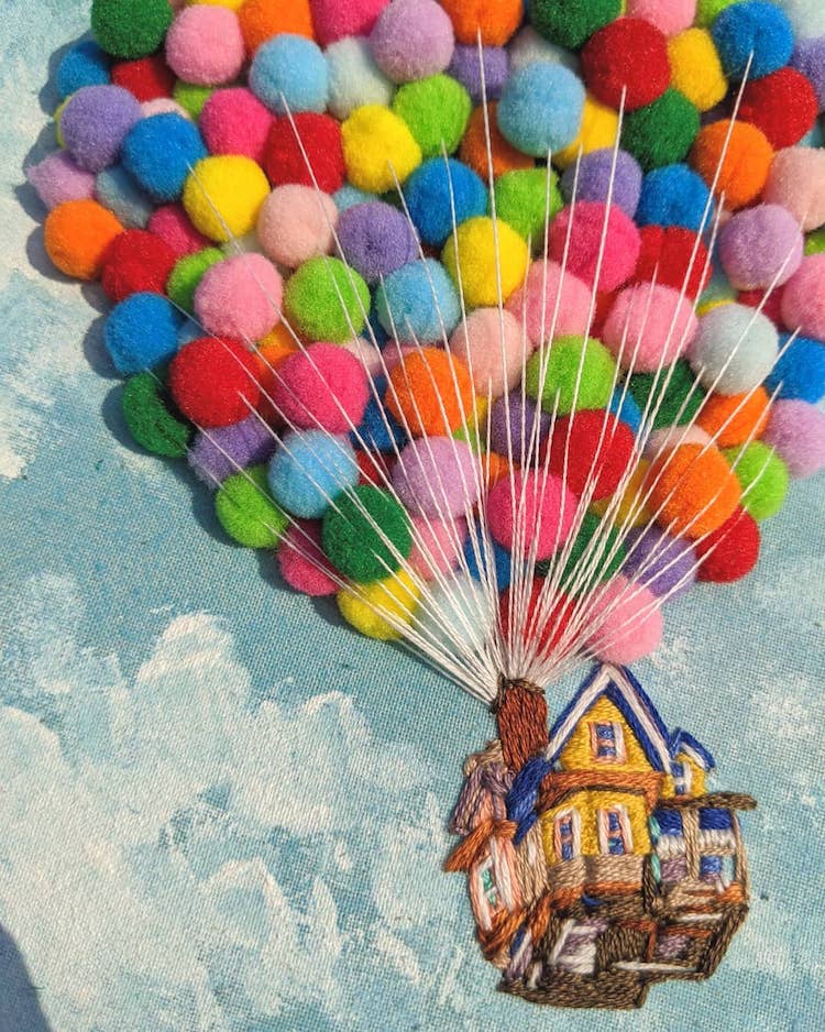 casa con globos bordada por por Penny Dowdell