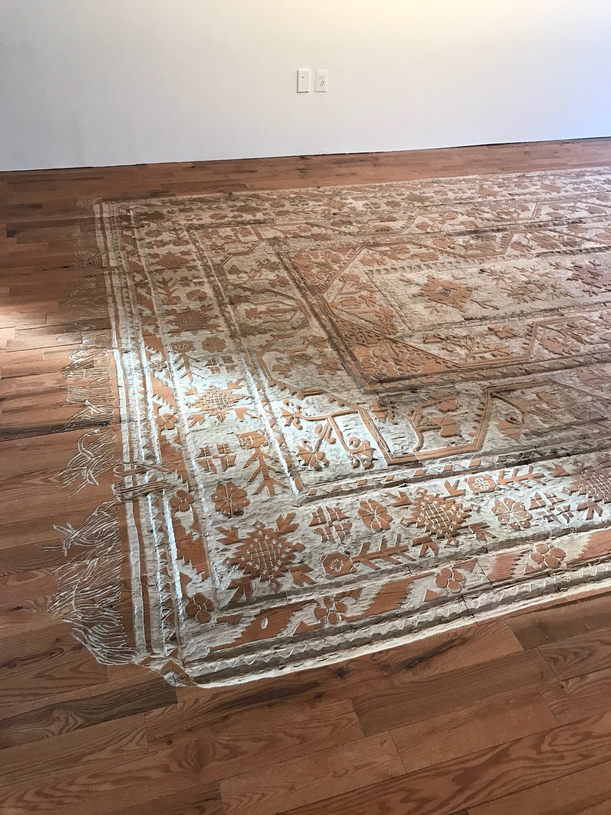 alfombra tallada en piso de madera por Selva Aparicio