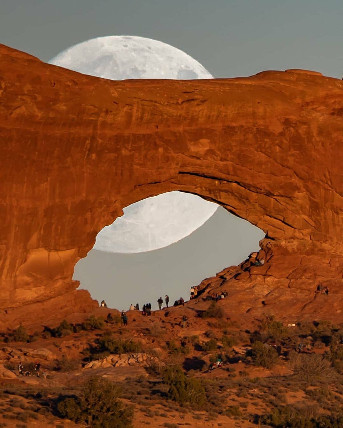 fotos de la luna en el desierto por Zach Cooley