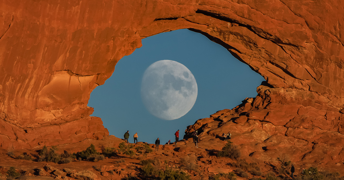 Photographer Captures a Surreal Moon Photo Forming an Eye