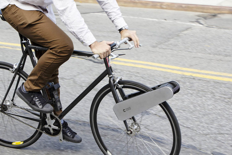 Este motor portátil convierte cualquier bicicleta en una bicicleta eléctrica