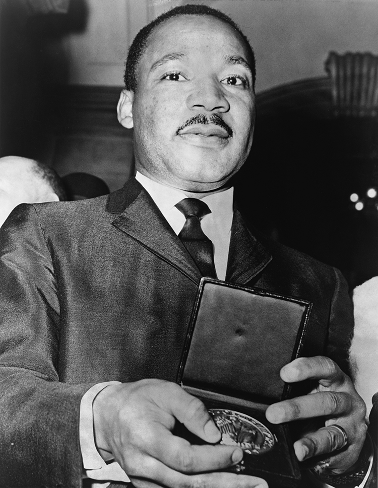 Martin Luther King Jr. recibiendo el Premio Nobel de la Paz en 1964