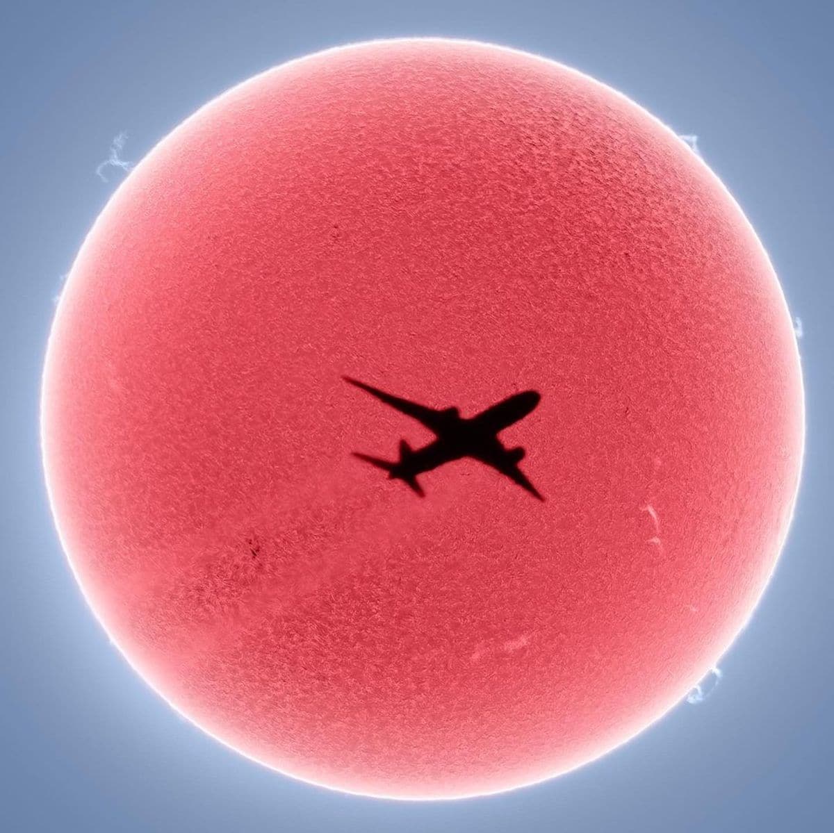 avión cruzando el sol