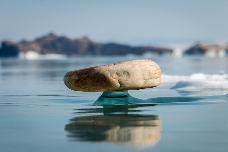 Камни байкала фото Rare 'Baikal Zen' Phenomenon Has Rocks Balancing on Pedestals of Ice on Lake Bai