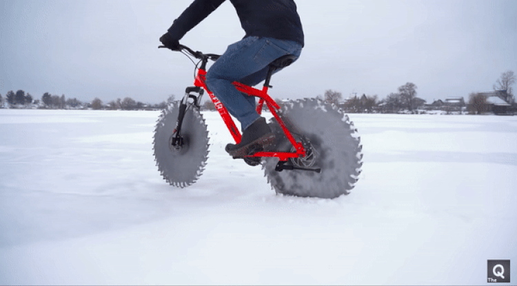 Bicicleta con discos de sierra como ruedas para pasear en un lago congelado