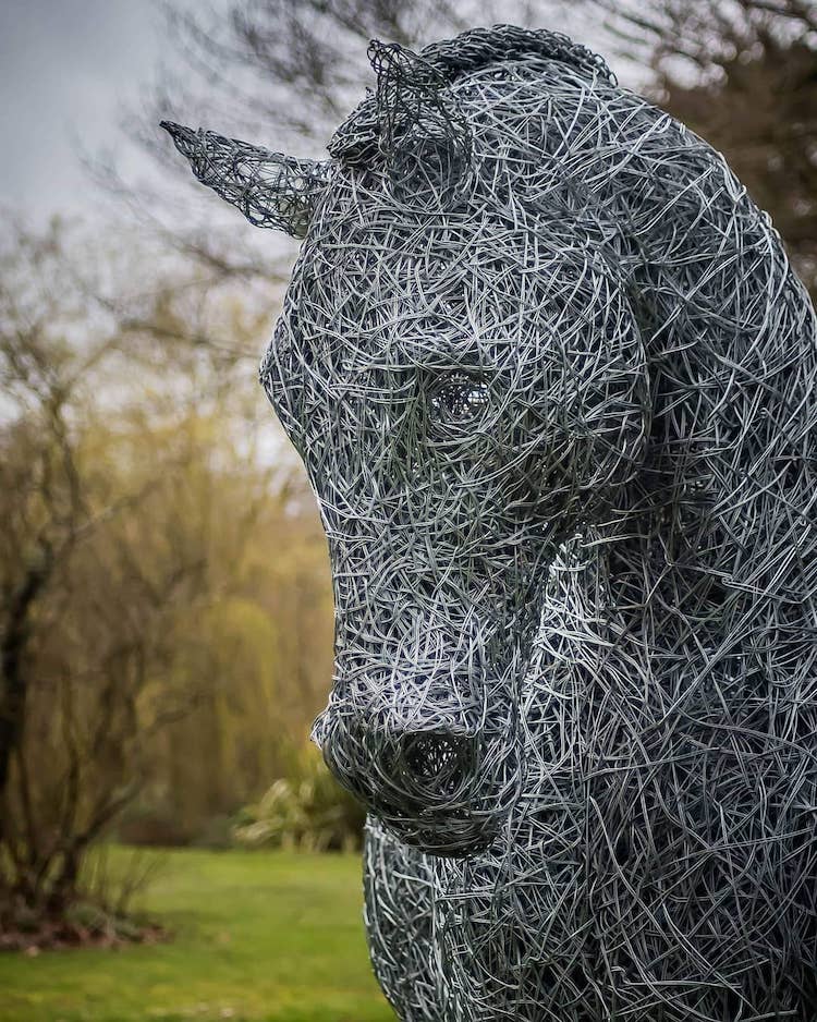 Esculturas de cavalos de arame galvanizado por Connie Adam