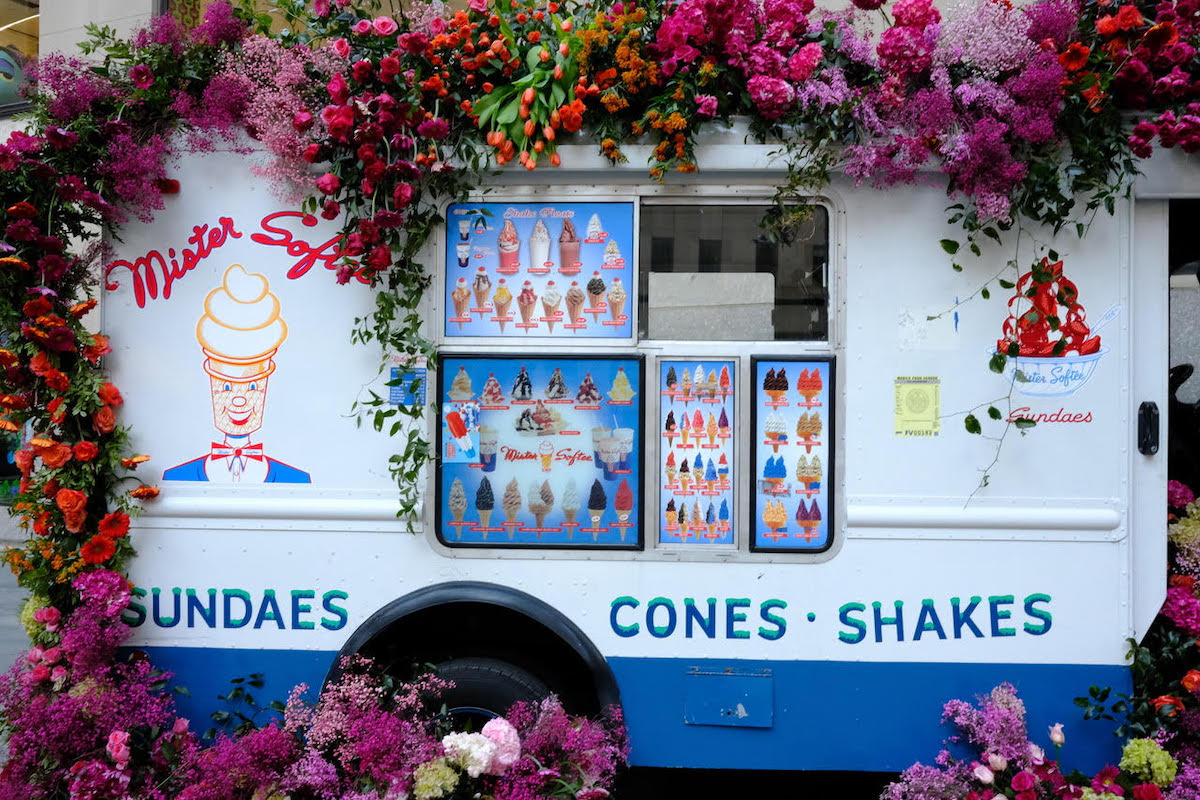 flash de flores de Lewis Miller con camión de helado en rockefeller center