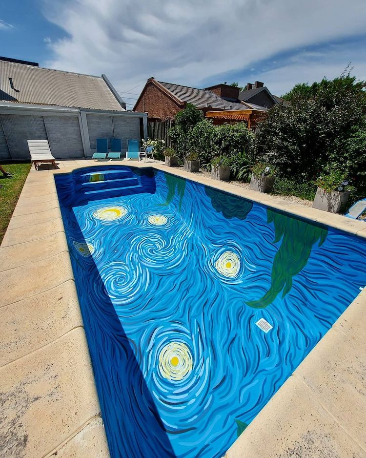Piscina inspirada en La noche estrellada de Van Gogh por Amancay Murales