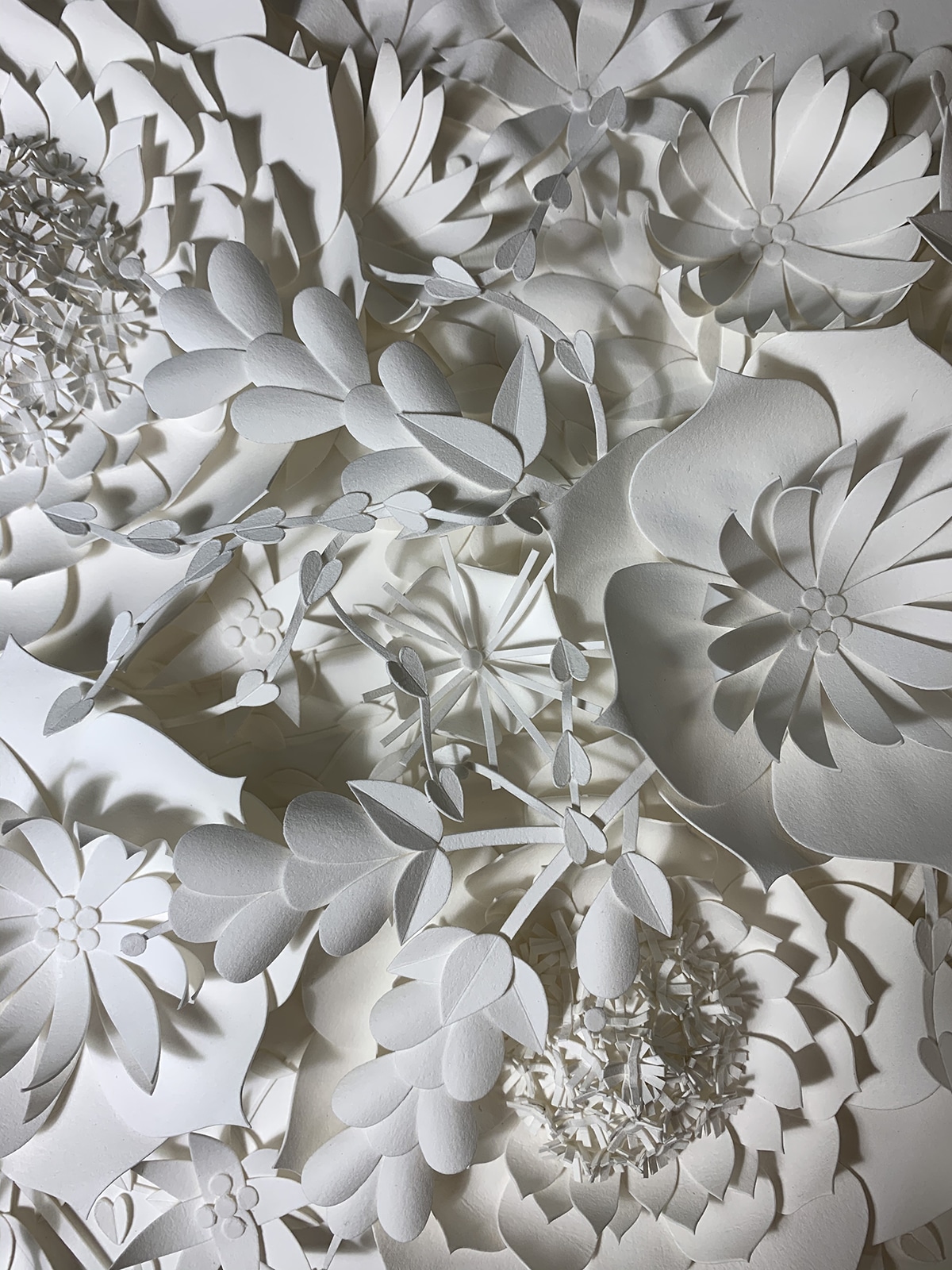 Esta artista crea pequeñas flores de papel que vivirán por siempre