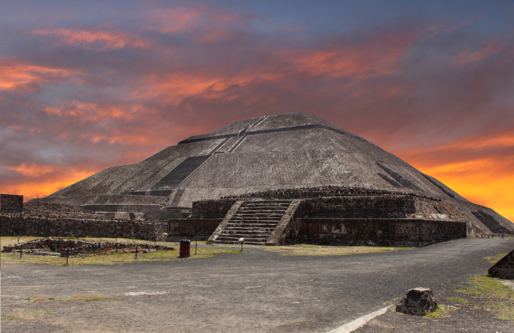 pirámide del sol en teotihuacán