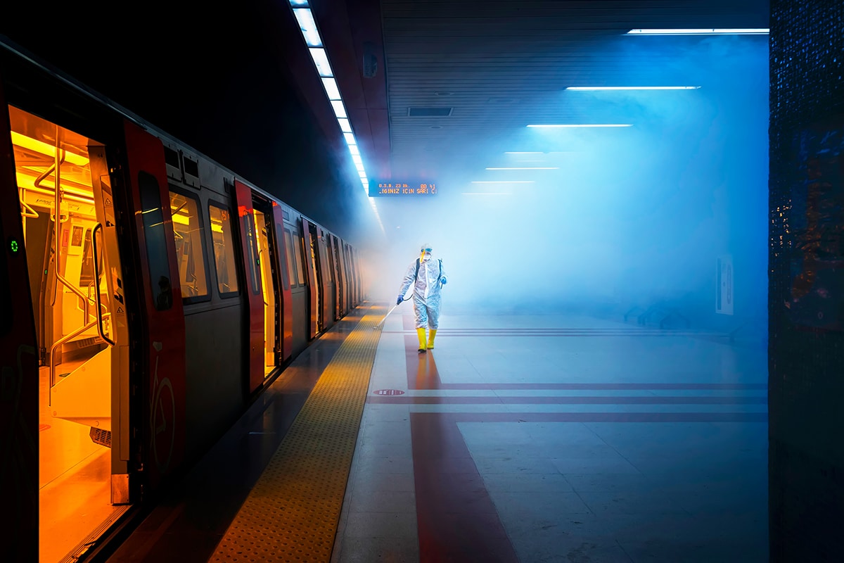 fotografía de un tren siendo desinfectado 