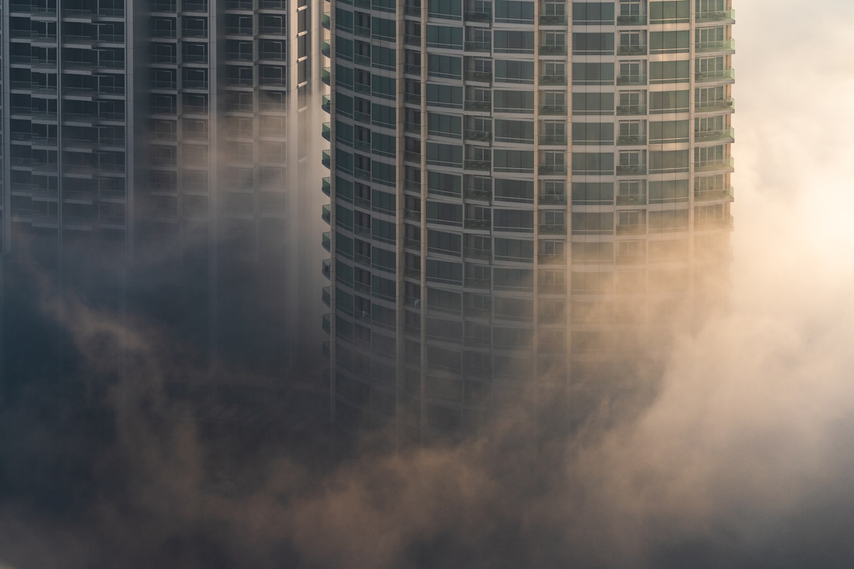 Dubai en la niebla por Albert Dros