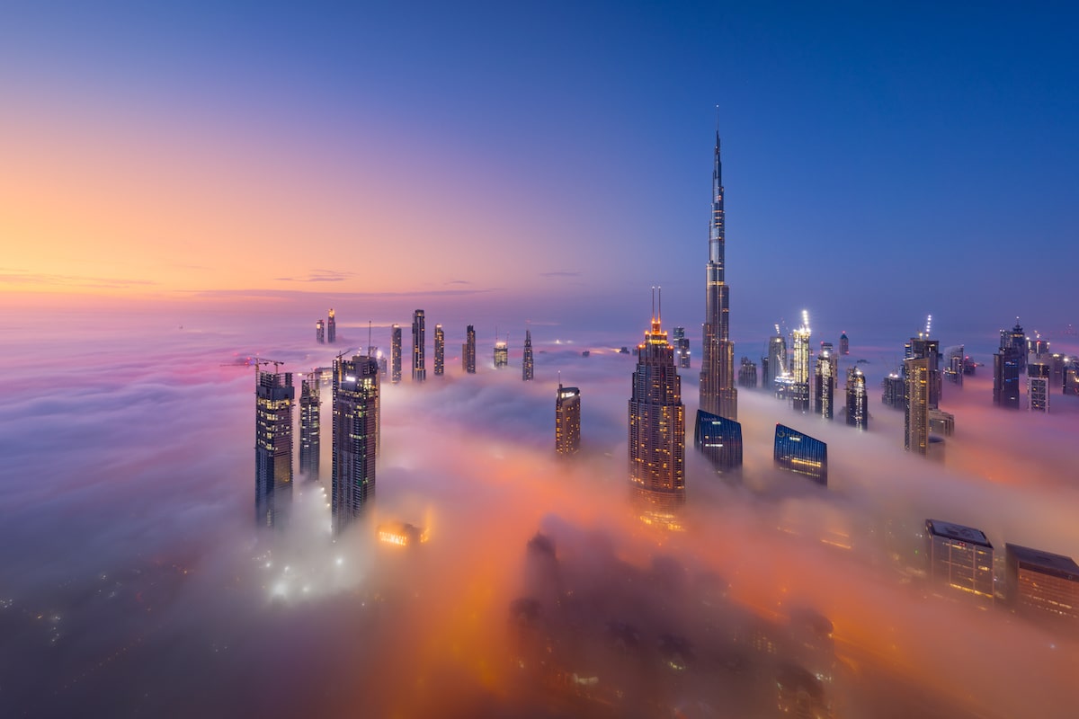 Dubai en la niebla por Albert Dros