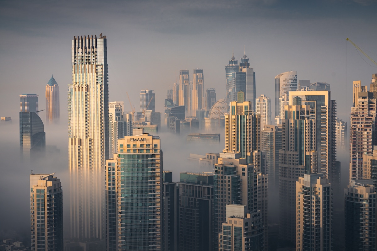 Dubai en la niebla por Albert Dros