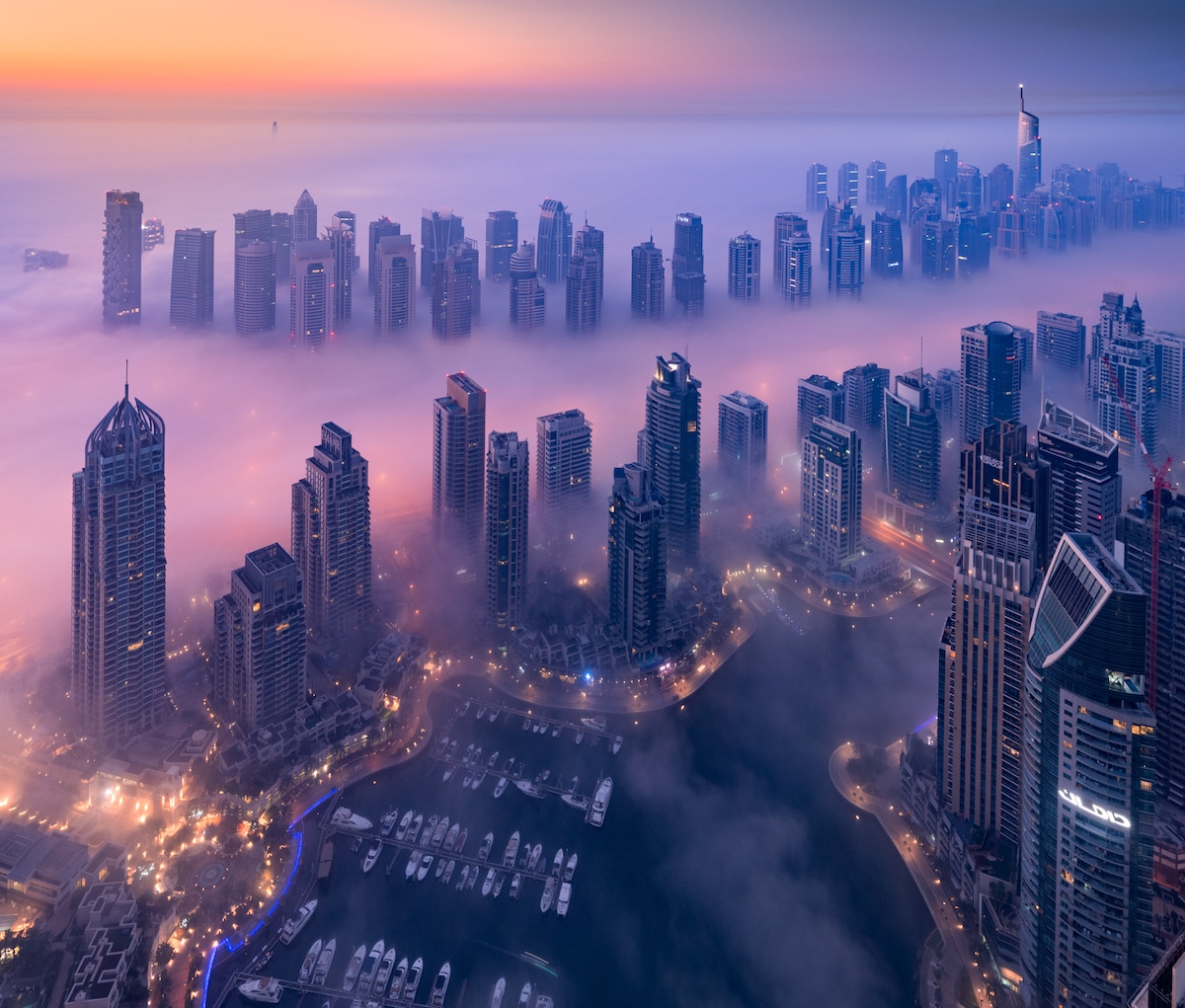 Dubai en la niebla por Albert Dros