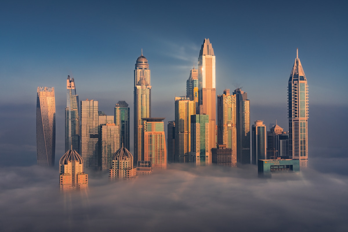 Dubai en la niebla por Albert Dros