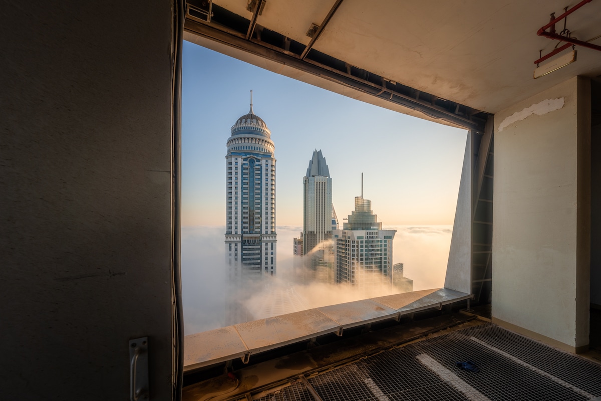 Dubai en la niebla por Albert Dros