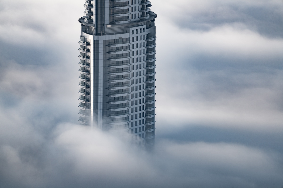 Dubai en la niebla por Albert Dros