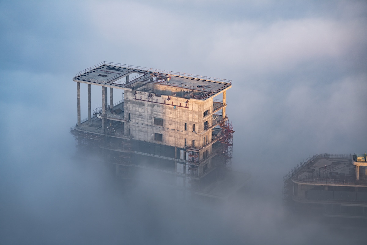 Dubai en la niebla por Albert Dros