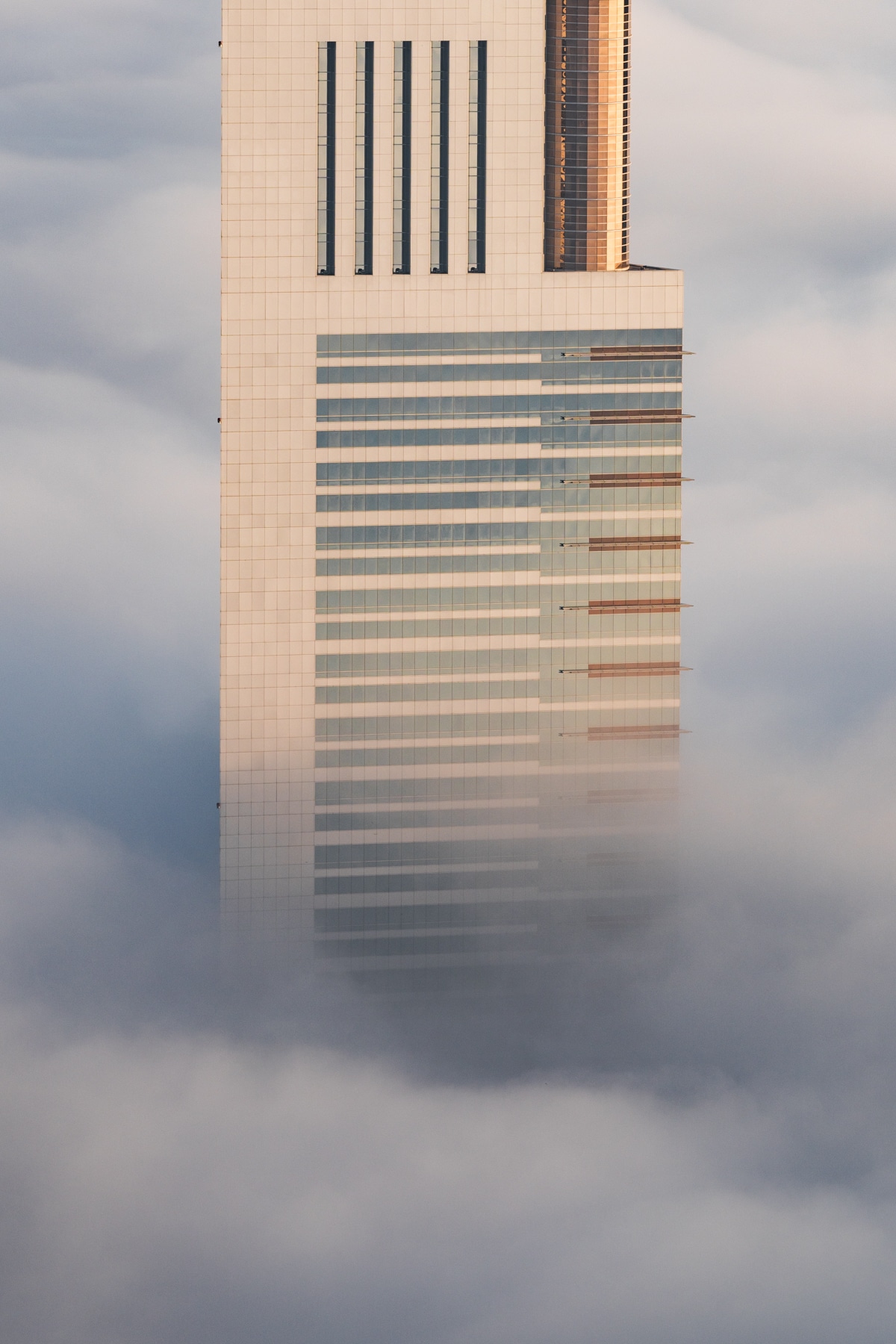 Dubai en la niebla por Albert Dros