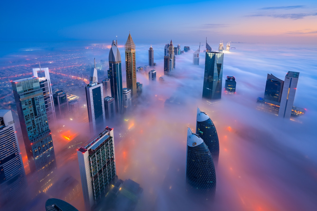 Dubai en la niebla por Albert Dros