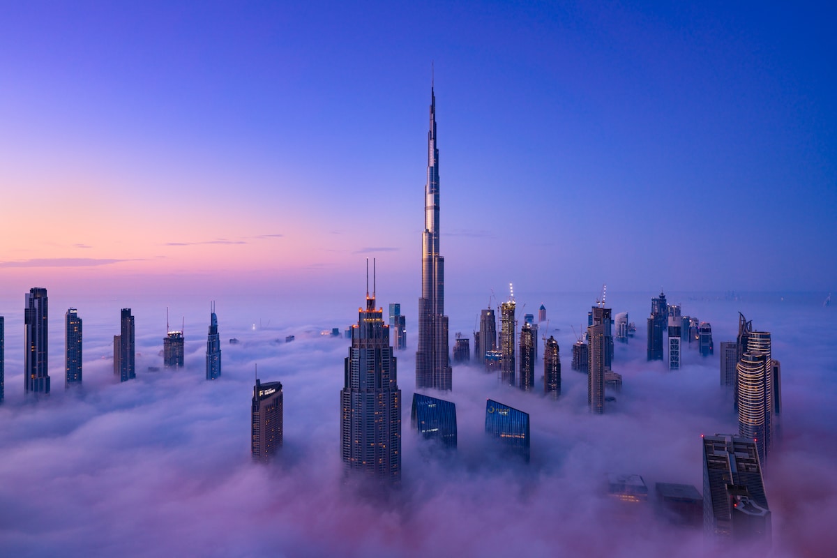 Dubai en la niebla por Albert Dros