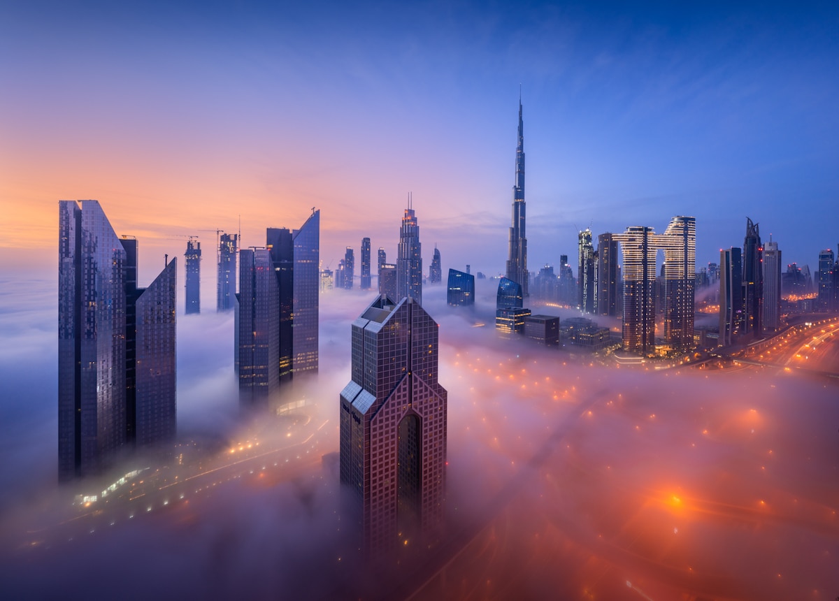 Dubai en la niebla por Albert Dros