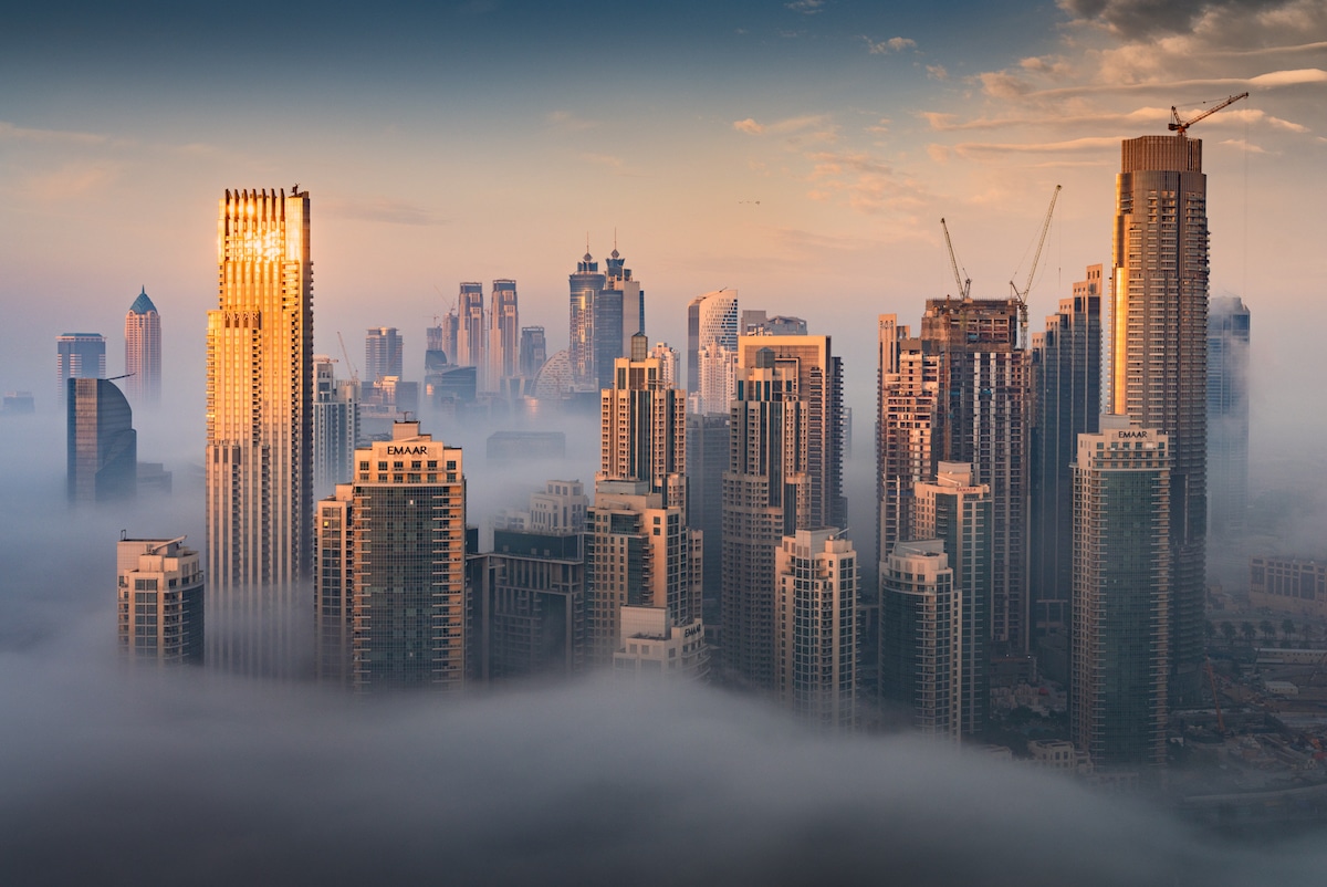 Dubai en la niebla por Albert Dros