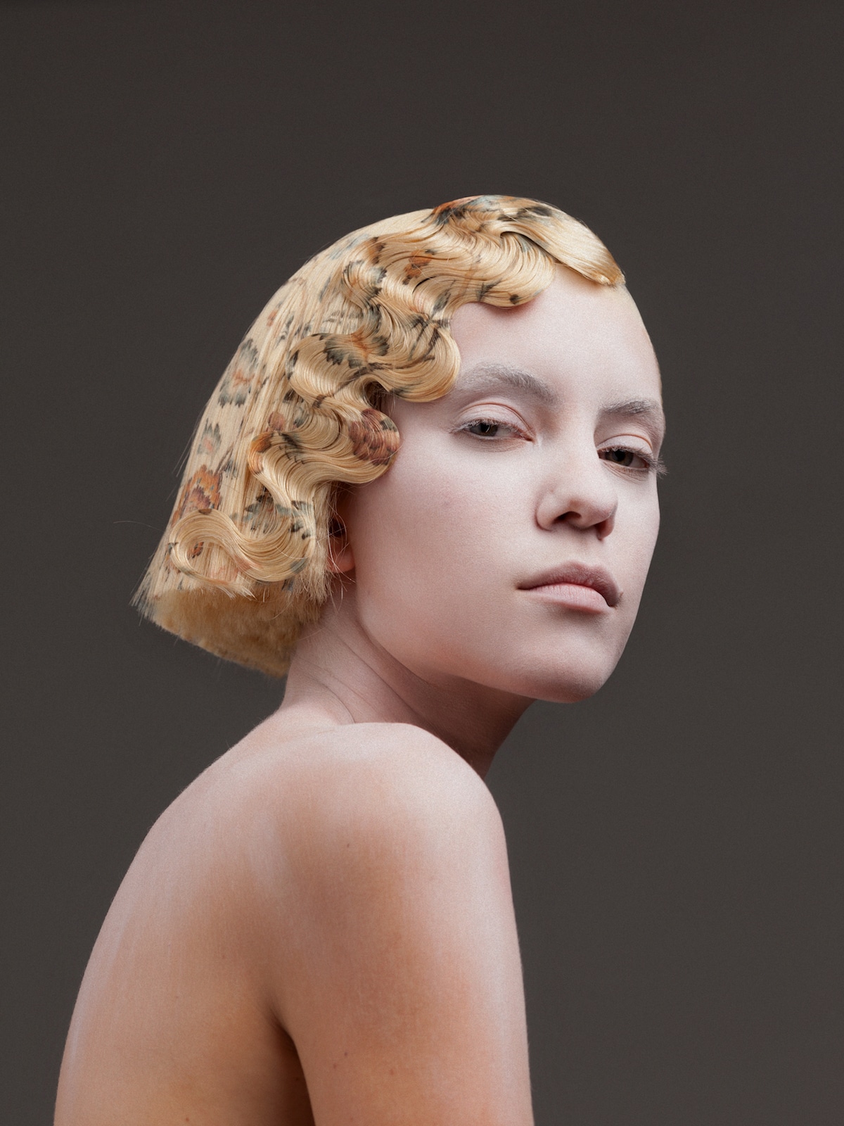 cabello con flores impresas de Alexis Ferrer