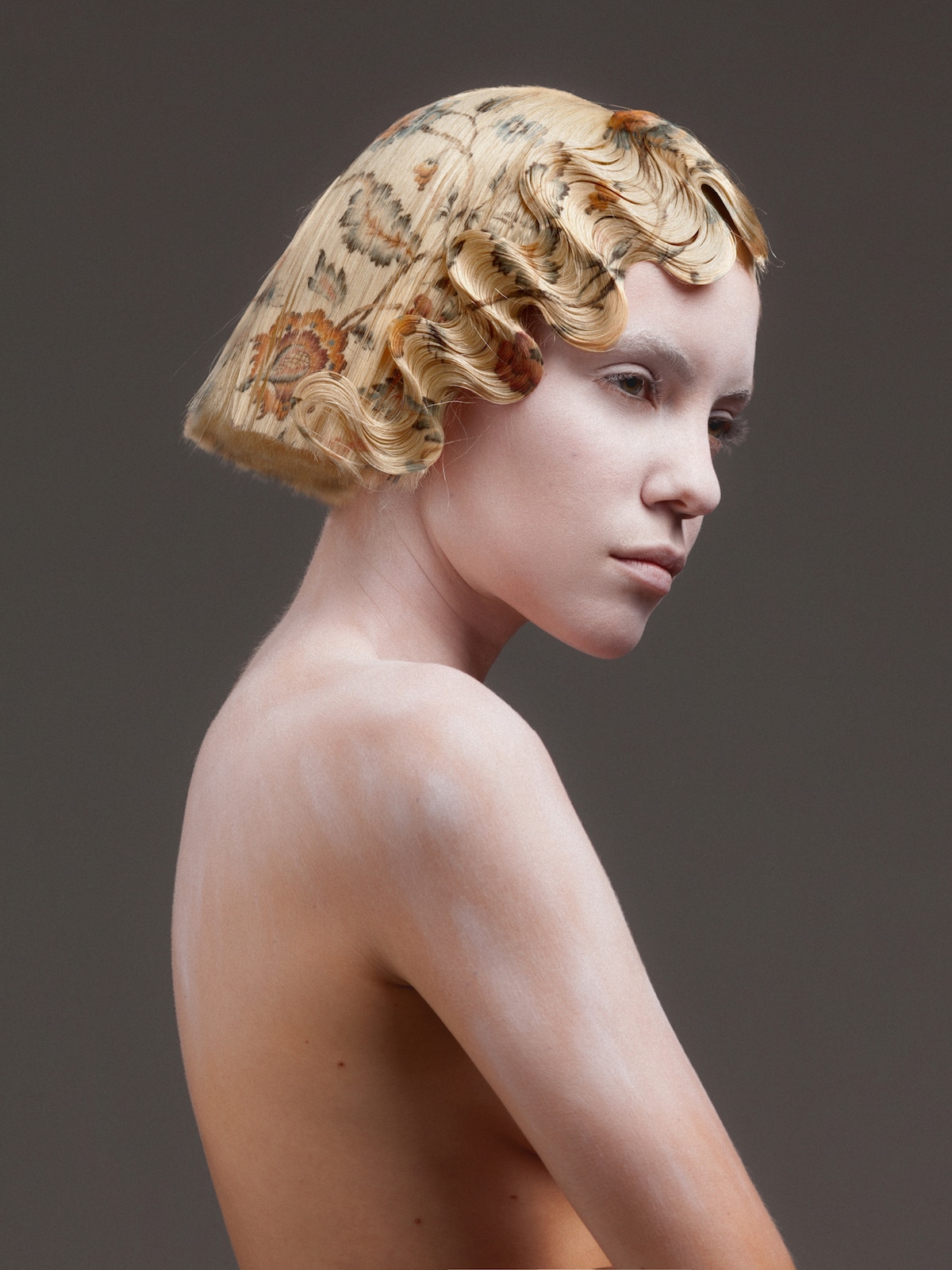 cabello con flores impresas de Alexis Ferrer