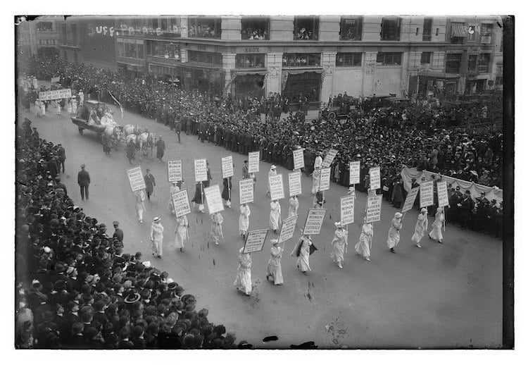 Desfile de sufragistas - mujeres famosas de la historia