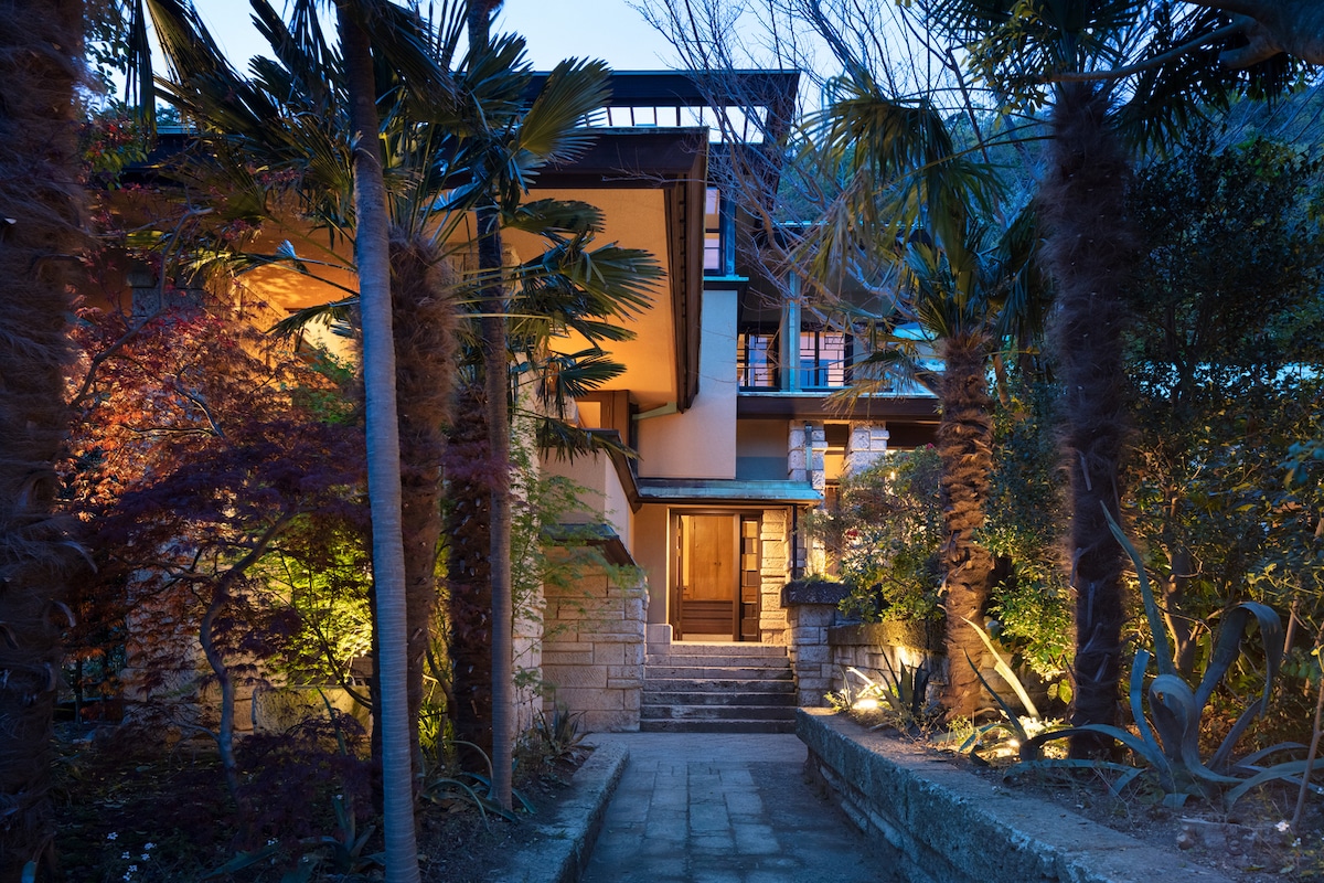 Architect’s Transform a Frank Lloyd Wright Prairie Style Villa Into a Hotel